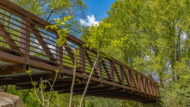 Ogden River Parkway 'de parlak su üzerinde Metal korkuluklar ile Panorama çerçevesi Köprüsü