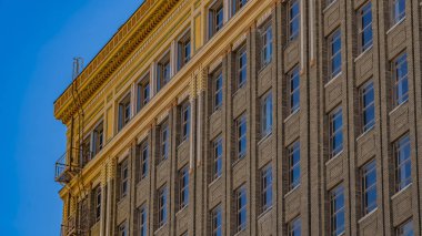 Panorama çerçevesi acil çıkış için açık merdiven ile modern bir binanın dış