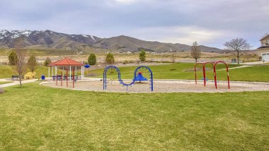 Panoramik çerçeve güneşli bir gün canlı bir çimenli arazi ortasında renkli oyun