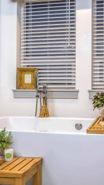 Panorama rahatlatıcı banyo iç lekesiz beyaz küvet aynası ve iki pencere