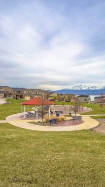 Yemyeşil çim ve gölün yakınında güzel evler arasında Panorama Park ve oyun alanı