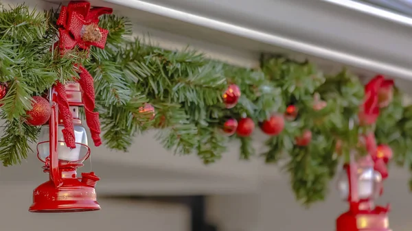 Marco panorámico Primer plano del techo de una casa festiva decorada con guirnalda de Navidad — Foto de Stock