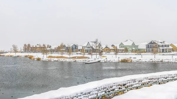 Panorama ram Panorama över en sjö mitt i ett snötäckt landskap på vintern — Stockfoto