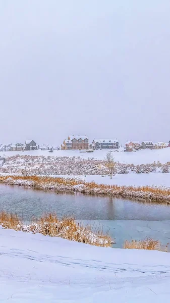 Marco panorámico Paisaje idílico de invierno con un tranquilo lago plateado en medio de un paisaje cubierto de nieve — Foto de Stock