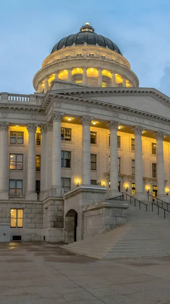 Panorama Panorama del grande Utah State Capital Building illuminato da luci calde — Foto Stock