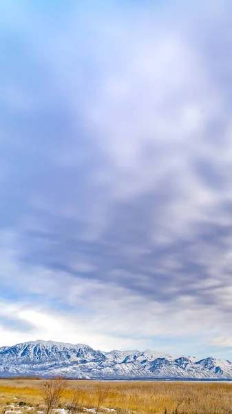 พาโนรามาเฟรม พาโนรามาของภูเขาเย็นและทะเลสาบภายใต้ท้องฟ้าที่สวยงามที่เต็มไปด้วยเมฆ — ภาพถ่ายสต็อก