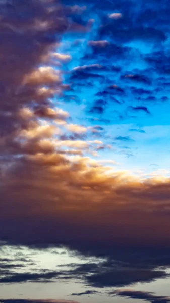 Panorama frame defocused uitzicht op een grote blauwe hemel gevuld met gezwollen donkere wolken bij zonsondergang — Stockfoto