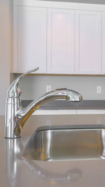 Panorama Interior de la cocina de una casa nueva con vista de cerca del grifo brillante y fregadero —  Fotos de Stock