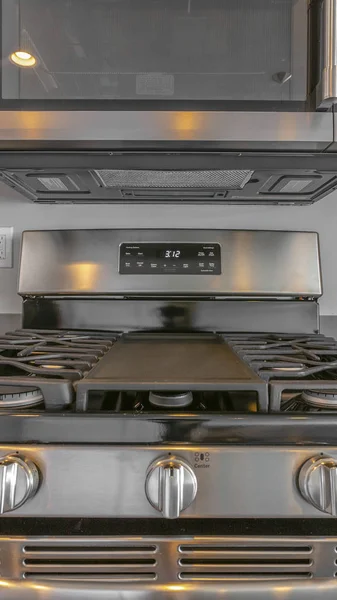 Panoráma keret a konyha belsejében szerelt mikrohullámú sütő és főzőlap bezárása — Stock Fotó