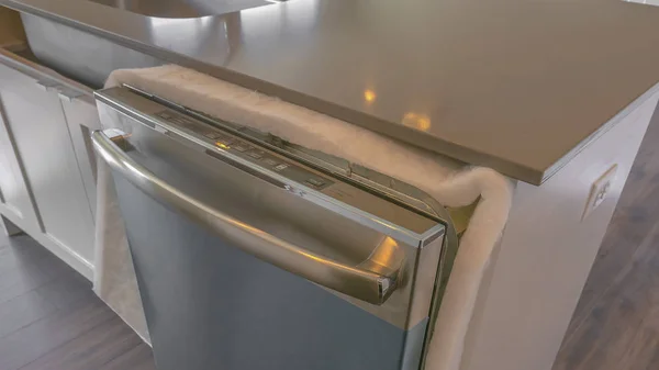 光沢のあるカウンタートップ付きのキッチンアイランドのパノラマ食器洗い機とシンク — ストック写真