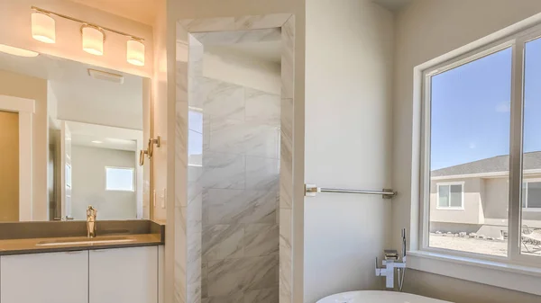 Panorama quadro interior do banheiro com banheira de vidro porta chuveiro e área de vaidade — Fotografia de Stock