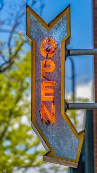 Roter Backsteinbau mit offenem Pfeilschild an einem sonnigen Tag — Stockfoto