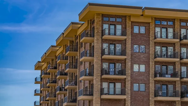 Panorama ram Residential tegel byggnad med balkonger mot blå himmel med tunna moln — Stockfoto