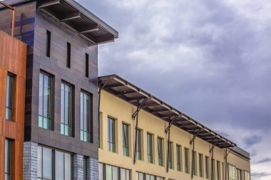 Bulutlu gri bulutlar ile kaplı gökyüzüne karşı düz bir çatı ile bina dış