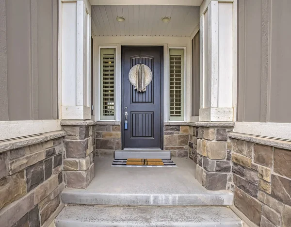 Home entree met een grijze voordeur in het midden van sidelights met jaloezieën — Stockfoto