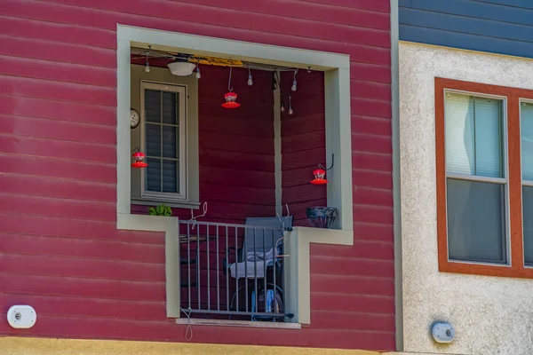 Balcon confortable d'une maison avec des meubles et divers appareils d'éclairage — Photo