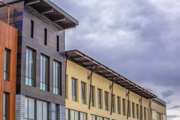 Bulutlu gri bulutlar ile kaplı gökyüzüne karşı düz bir çatı ile bina dış