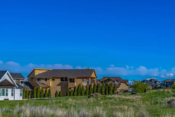화창한 날에 밝은 푸른 하늘에 대한 다른 주택 가운데 건설 중인 집 — 스톡 사진
