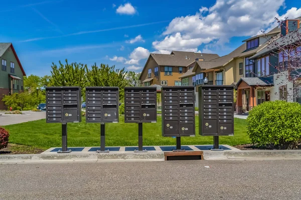 Ряд почтовых ящиков с нумерованными купе на тротуаре — стоковое фото