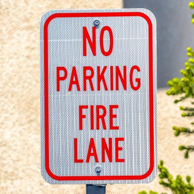 Kare kare hiçbir Park yangın Lane arka planda bir ağaç ve duvar ile işareti