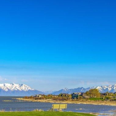 Kare çerçeve geniş bir göl çevreleyen yemyeşil alanda boş tezgah ve evler