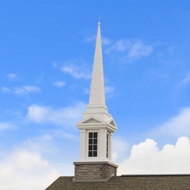 Kare kare tuğla dış duvar ile bir kilisenin Eğimli çatı üstünde beyaz Steeple