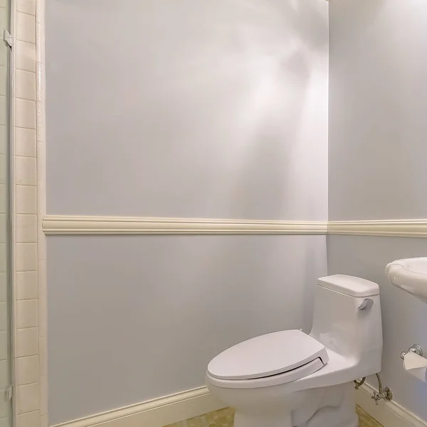 Čtvercový rám interiér koupelny s vlastním dřezem a toaletou — Stock fotografie