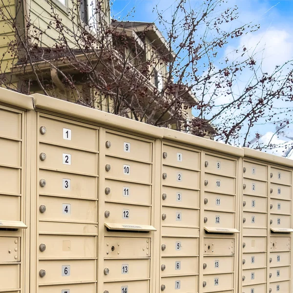 Жилые почтовые ящики с пронумерованными купе на обочине дороги — стоковое фото