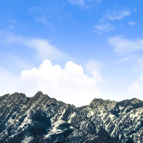 Площадь Вид на потрясающую гору, засыпанную снегом в солнечный день — стоковое фото
