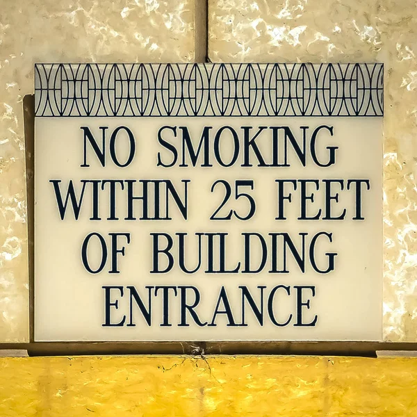 Квадратна рамка Без знака куріння на блискучій біло-золотій стіні будівлі — стокове фото
