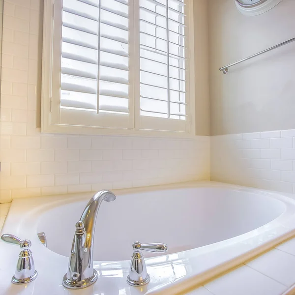 Kare gleaming banyo içinde jaluzi ile küvet ve pencere inşa — Stok fotoğraf