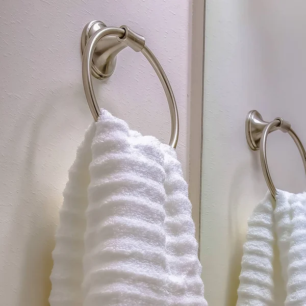 Marco cuadrado Interior del baño con vista de cerca de una toalla blanca colgada en un anillo de toalla — Foto de Stock
