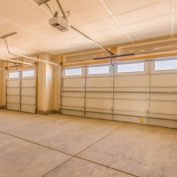 Квадратный интерьер недостроенного гаража с неокрашенными стенами и потолком — стоковое фото