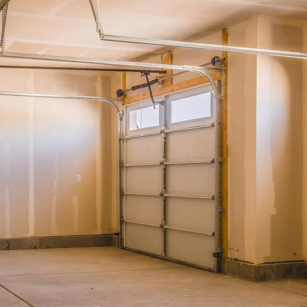 Quadratischer Innenraum einer im Bau befindlichen Garage mit unfertigen Wänden — Stockfoto