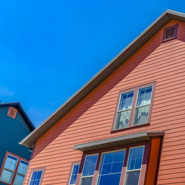 赤い木セクションおよび中立壁の組合せが付いている家の正方形の外面 — ストック写真