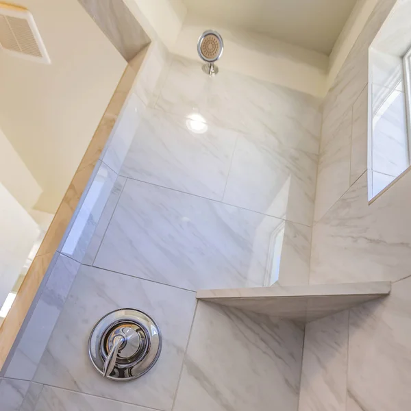 Quadratischer Rahmen Badezimmer Innenraum eines Hauses mit Nahsicht auf die Dusche — Stockfoto