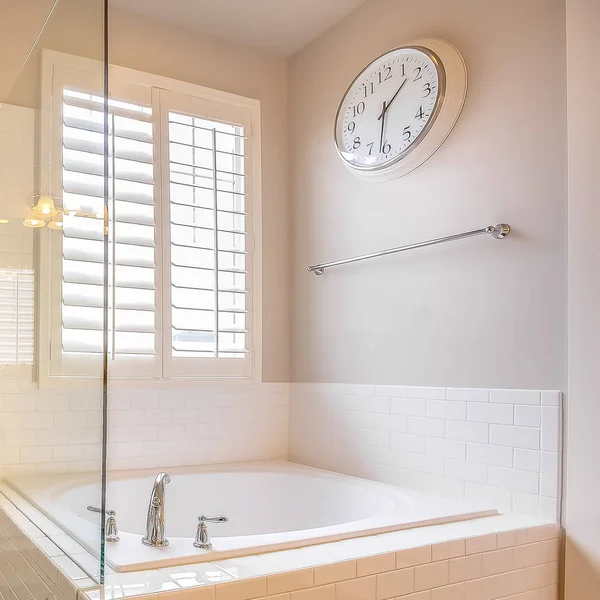 Kwadratowa rama wbudowana wanna i kabina prysznicowa z drzwiami szklanymi wewnątrz łazienki — Zdjęcie stockowe