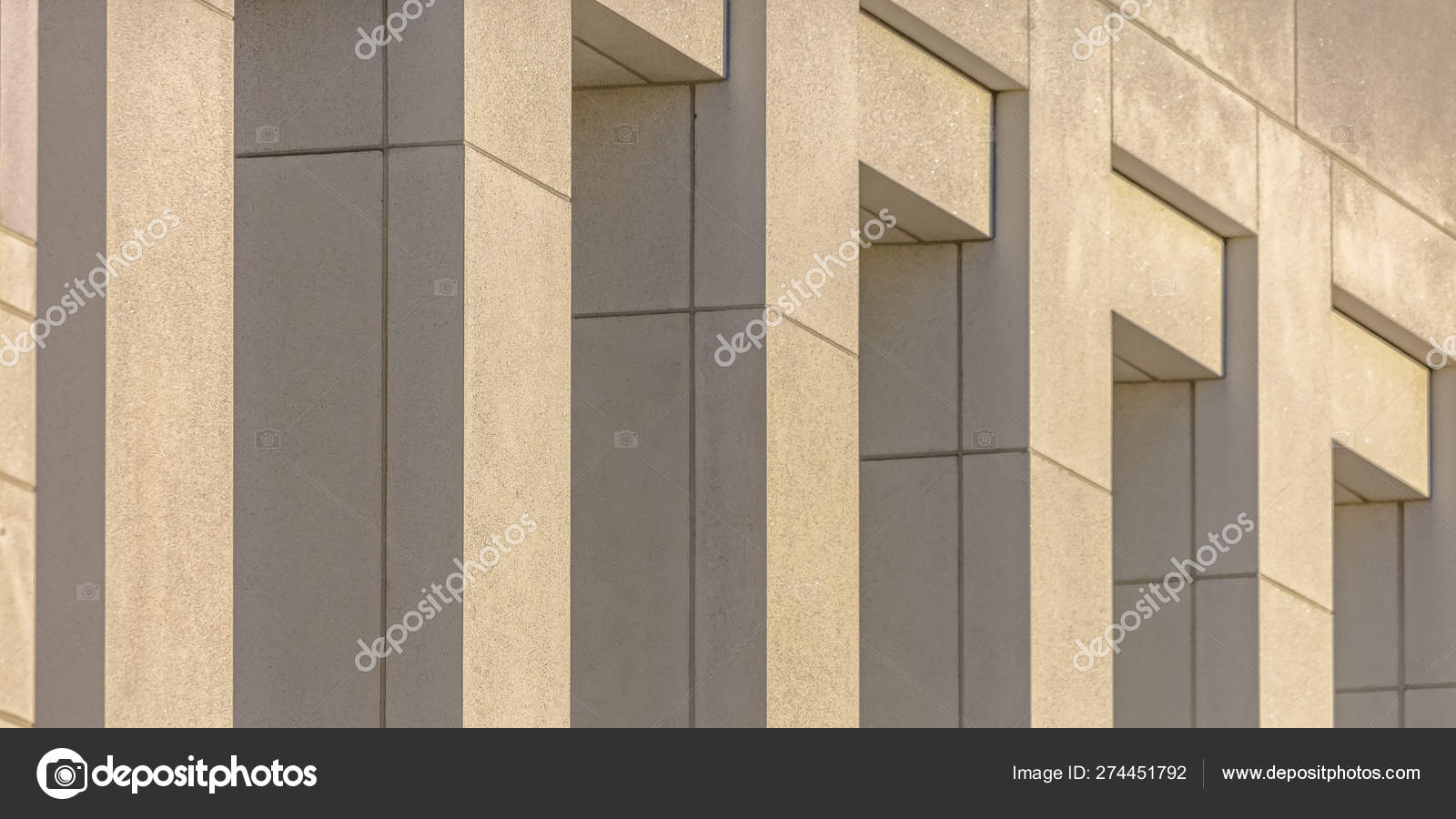 Columnas rectangulares de hormigón de un edificio: fotografía de stock ...