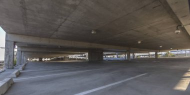 Geniş bir kapalı otopark görünümünü