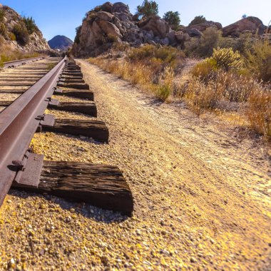Tren yolu bir kuru ve kayalık çölde
