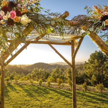 Dantel kumaş ve ahşap Chuppah çiçekler