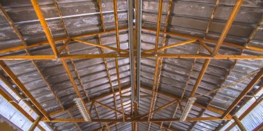 Eski bir ahır iç çatı yapısı