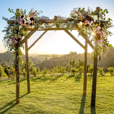 Chuppah Yahudi bir düğün çiçekleri ile