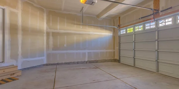 Garaż w nowym domu w budowie — Zdjęcie stockowe