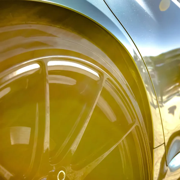 Close-up van een de rand van de band van een blauwe auto — Stockfoto