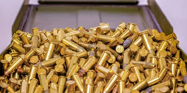 Amunicji pole wypełnione złotymi kulami — Zdjęcie stockowe