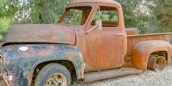 Camionnette cassée dans la forêt — Photo