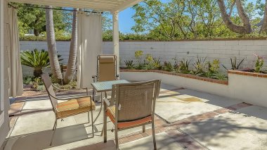 Beyaz perdeler ile verandada bir açık yemek alanı ile Panorama House