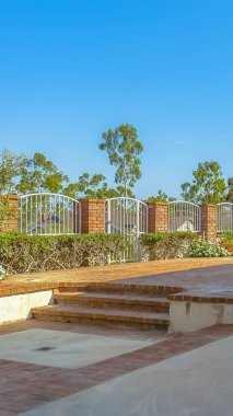 Kemerli beyaz kapının önünde yükseltilmiş bir platform ile Dikey çerçeve Tuğla veranda