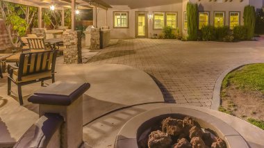 Panorama çerçeve Açık yemek alanı ve yangın çukuru barındıran bir veranda ile Aydınlatmalı ev